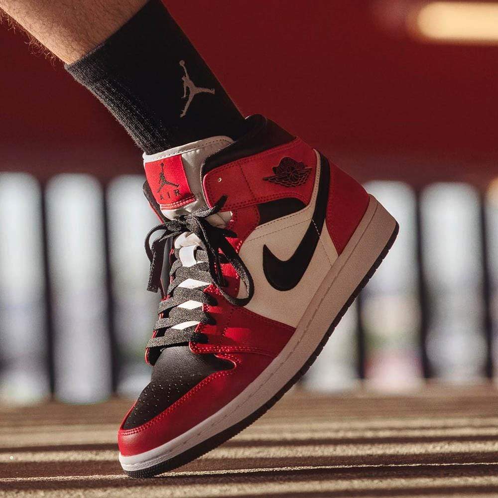 Air Jordan 1 Mid 'Chicago Black Toe'- Streetwear Fashion - evapacs.com