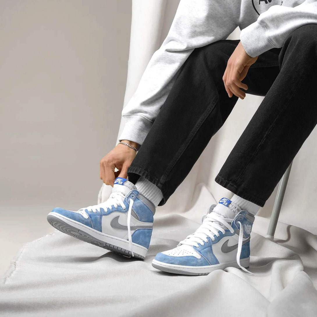 Air Jordan 1 Retro High OG 'Hyper Royal'- Streetwear Fashion - evapacs.com